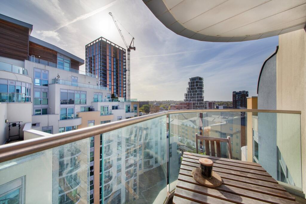 Apartment in London, York Road Estate, Battersea - More