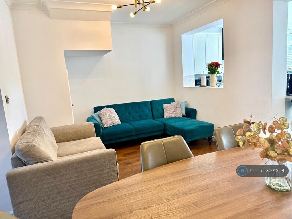 House in London, Becontree Heath - More