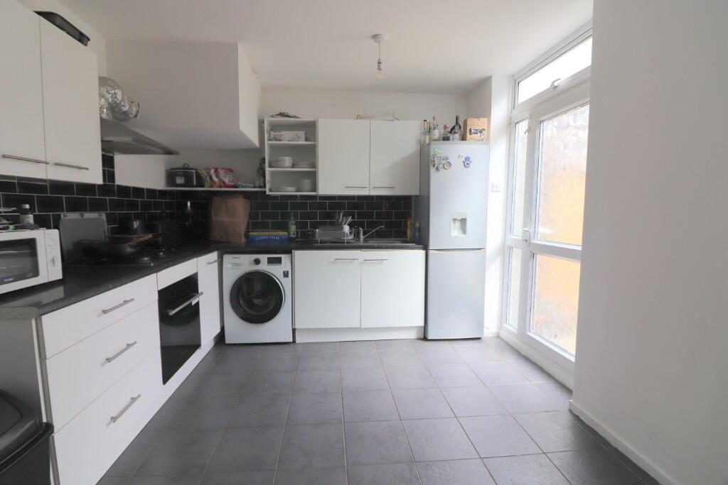 Sunningdale, Luton, Bedfordshire, LU2 7TF - View 2