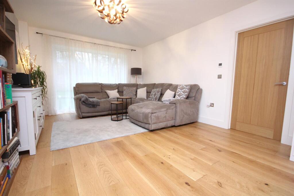 Segensworth Road, Titchfield Park photo 3