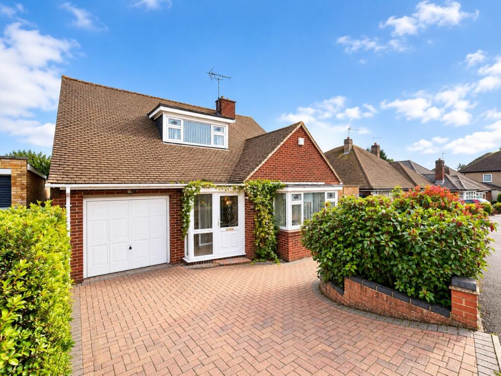 3-bed detached on Bowhill, Kettering, £350,000