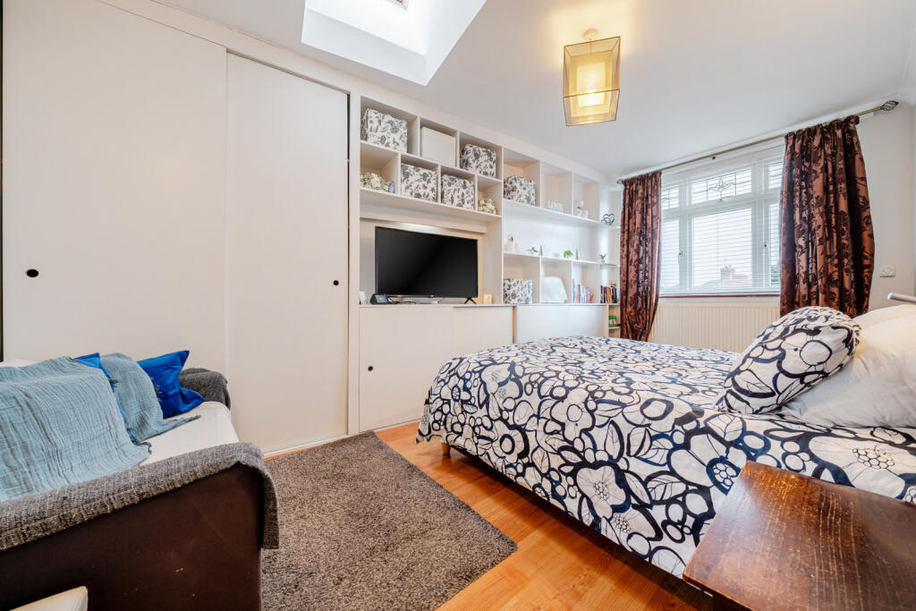 House in Dartford - More