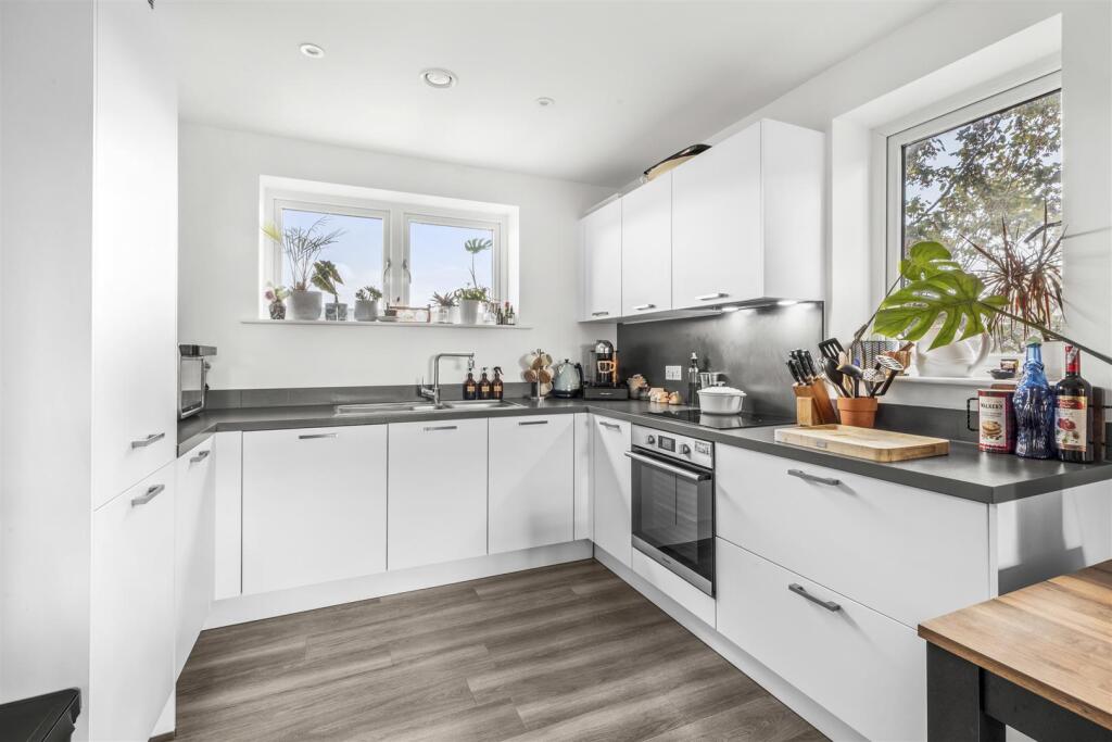Apartment in High Wycombe, Daws Hill - View 2
