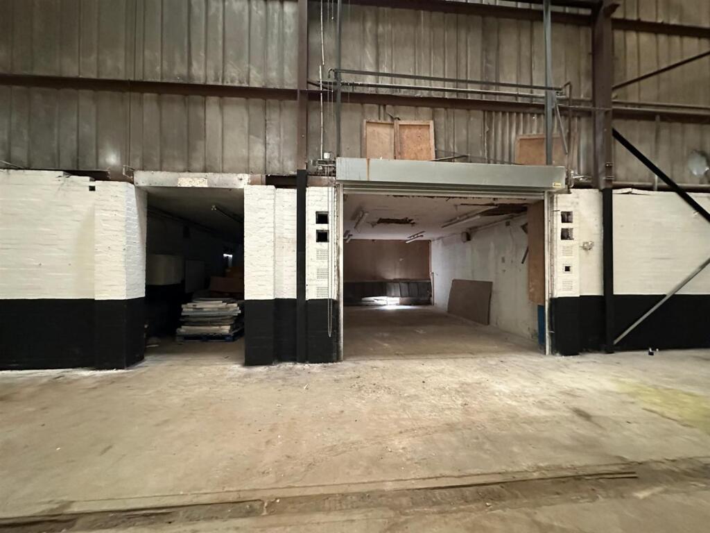 Unit-2-Side-Room-Rear-Access.jpeg