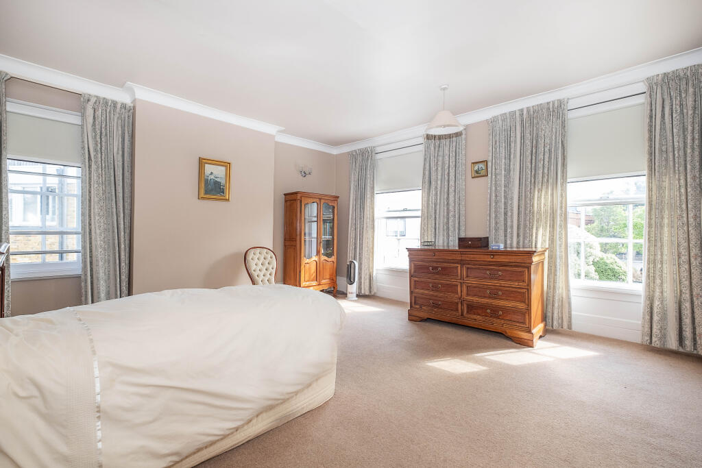 House in Twickenham - More