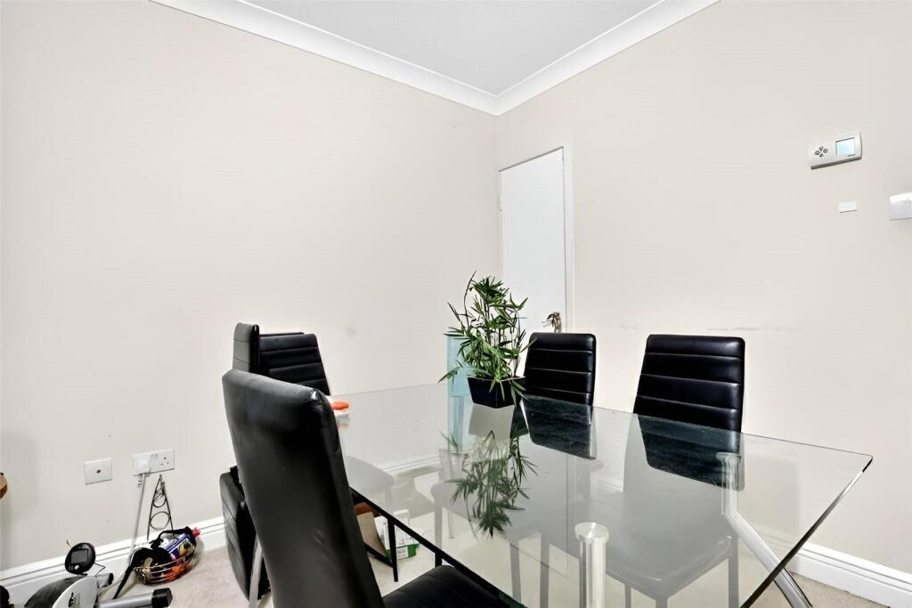 Northcott, Bracknell, Berkshire, RG12 photo 3