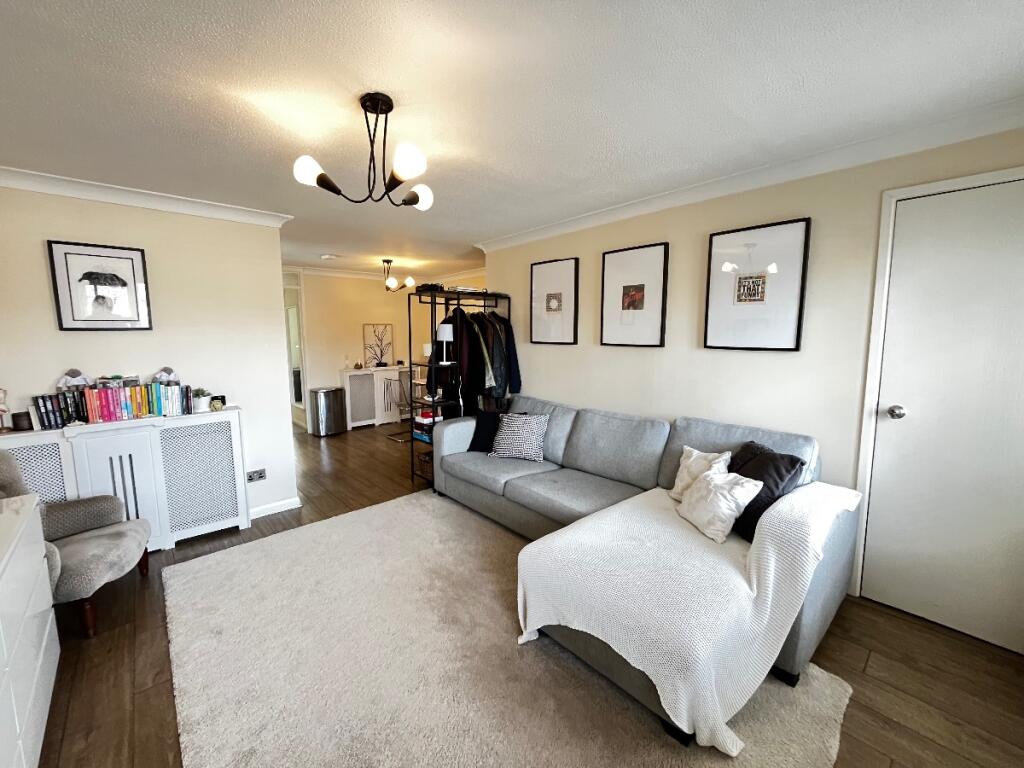Apartment in London, Harold Wood - View 2