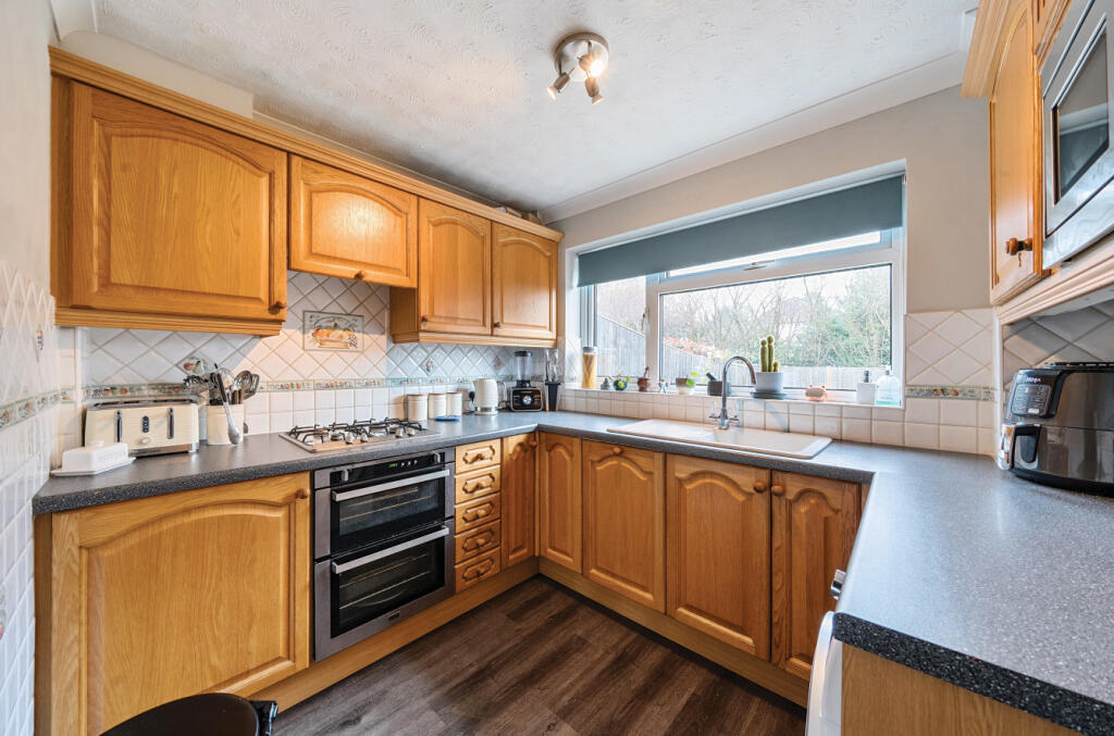 House in Waverley, Heath End, Farnham - View 3
