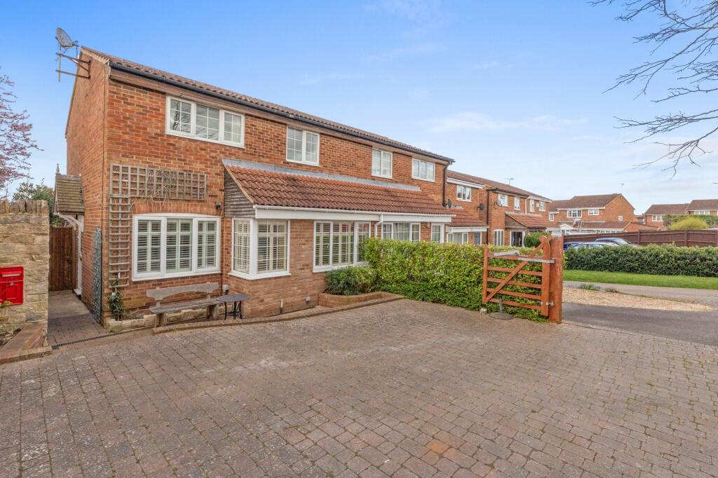 Main image of property: Fairfax Close, Thame, OX9