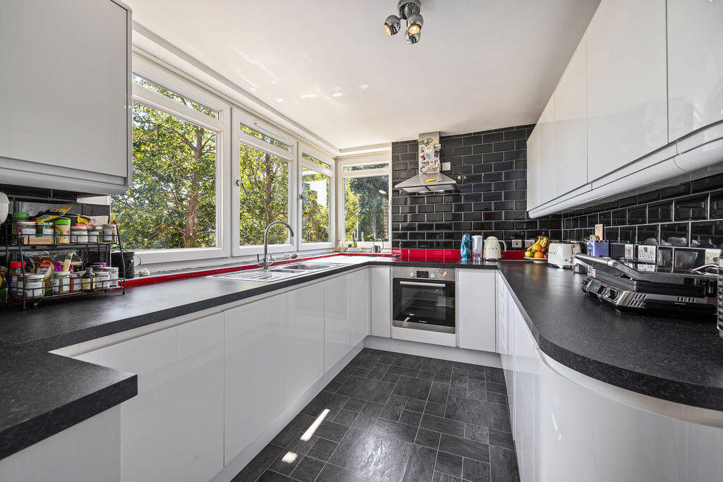 Apartment in London, Ham - View 3