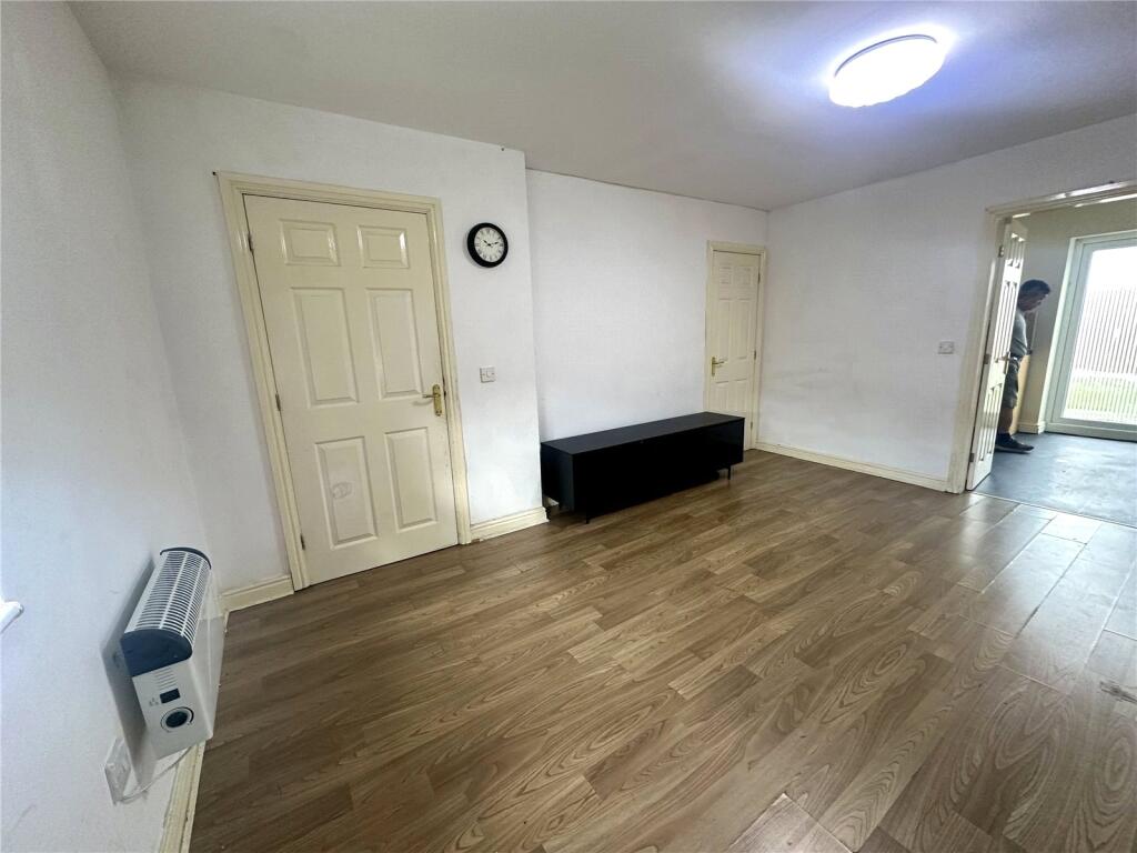 Brook Hey Drive, Kirkby, Liverpool, L33 photo 3