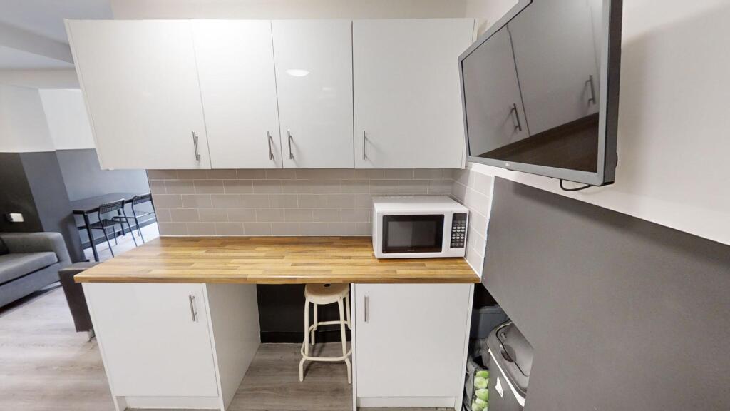 5 bedroom semi-detached house for rent