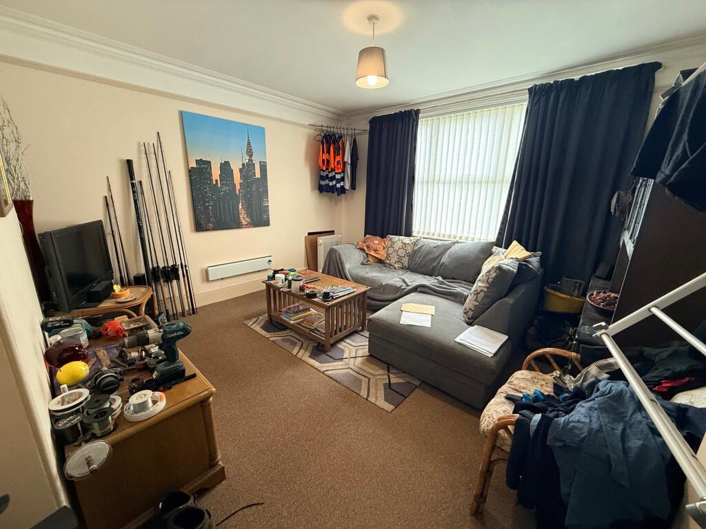 Cash Buyers Only- 3 x Flats. (Freehold)201 St. Michaels Avenue, Yeovil, Somerset, BA21 4LS photo 4