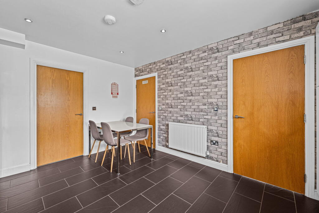 House in Barnsley, Stairfoot - More