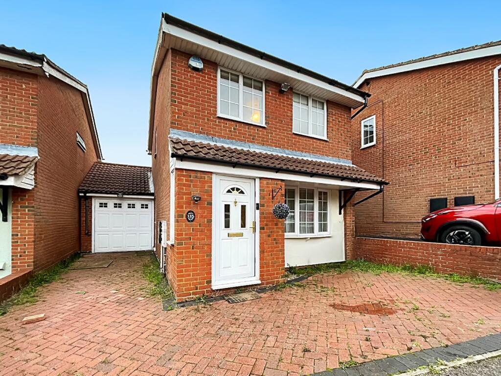 3-bed detached on Rochford Drive, Luton, Bedfordshire, LU2 8SR, £385,000