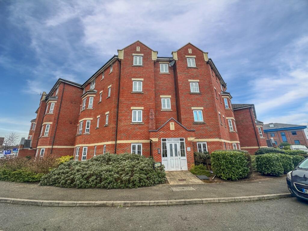 2-bed flat on Watling Gardens, Dunstable, £170,000