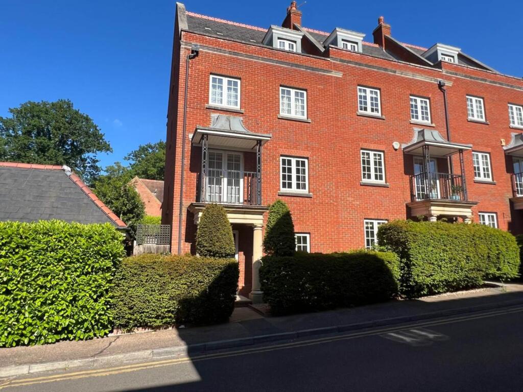 4-bed terraced on Osborne Heights, Clements Park, Brentwood, £650,000