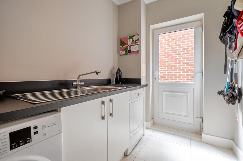 House in Guildford, Boxgrove - More