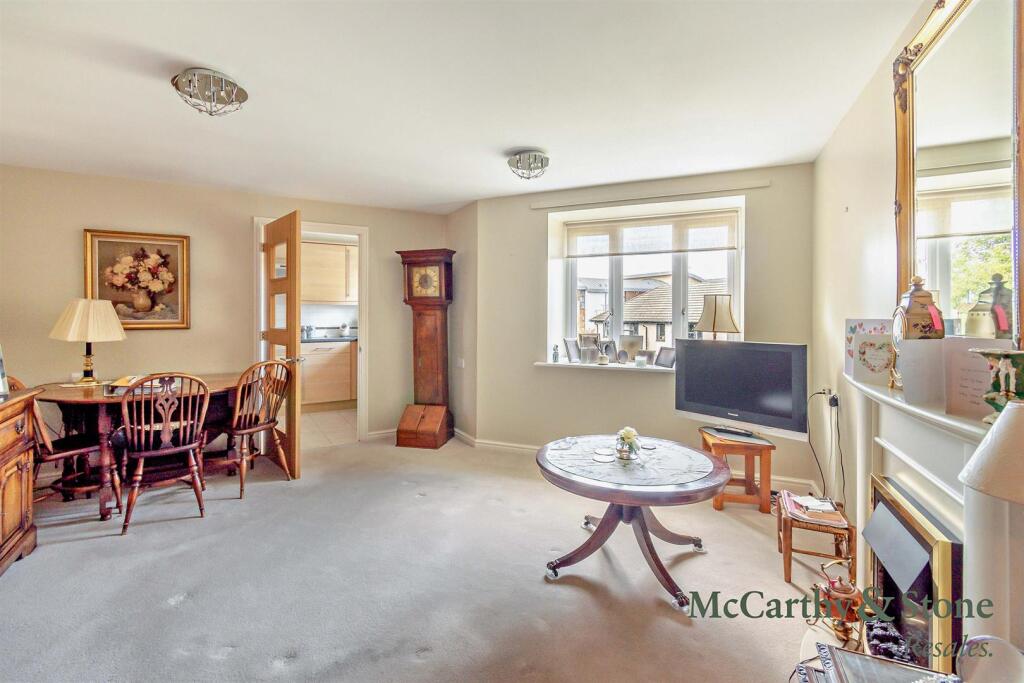 Cherrett Court, Ringwood Road, Ferndown, BH22 9FE photo 2