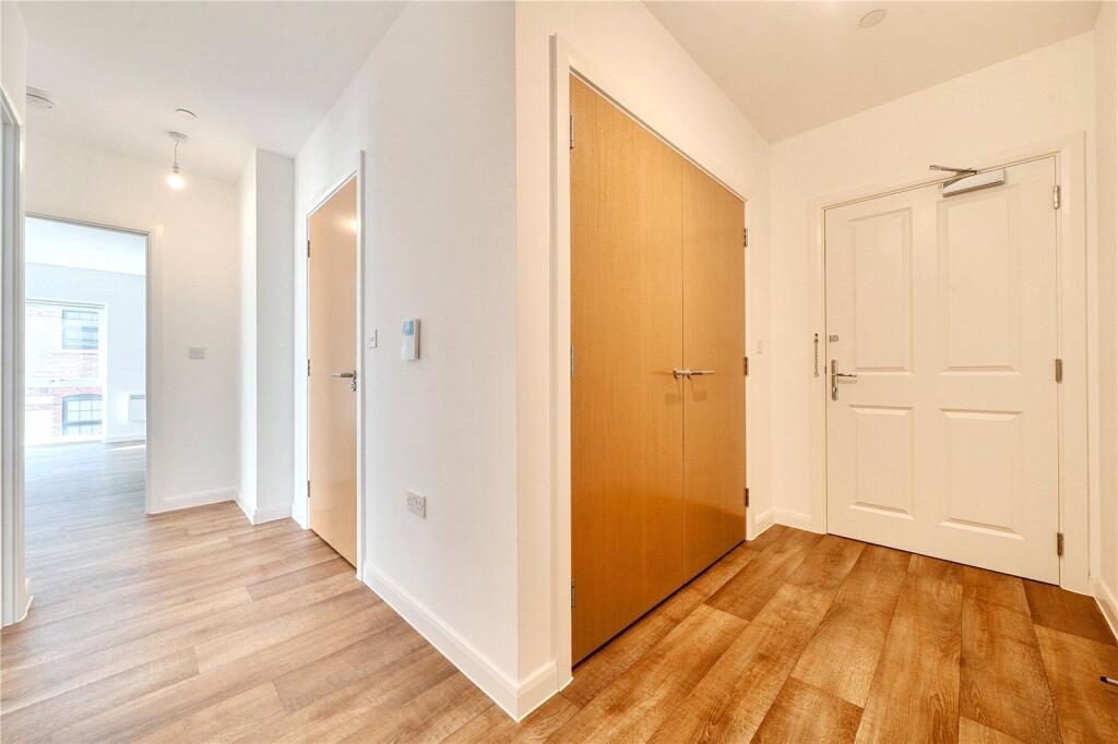 Apartment in Slough - More