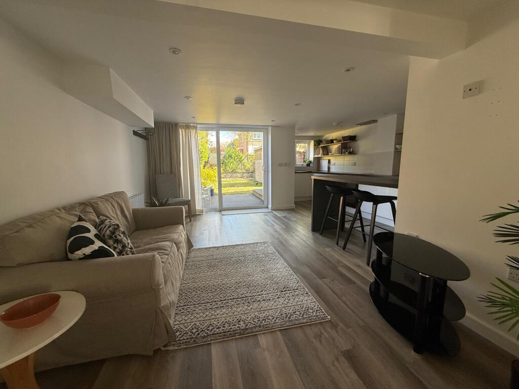 Apartment in Bournemouth, Ensbury Park - View 4