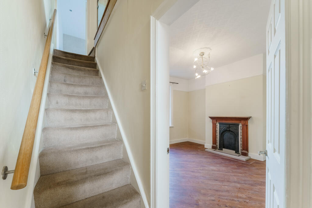 House in Wakefield, Round Hill, Cutsyke - View 5