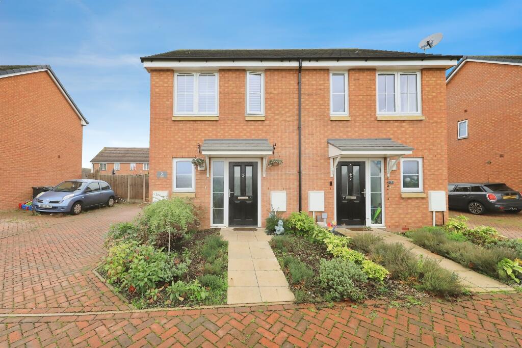 2-bed semi-detached on Gibberd Way, Kidderminster, £135,000