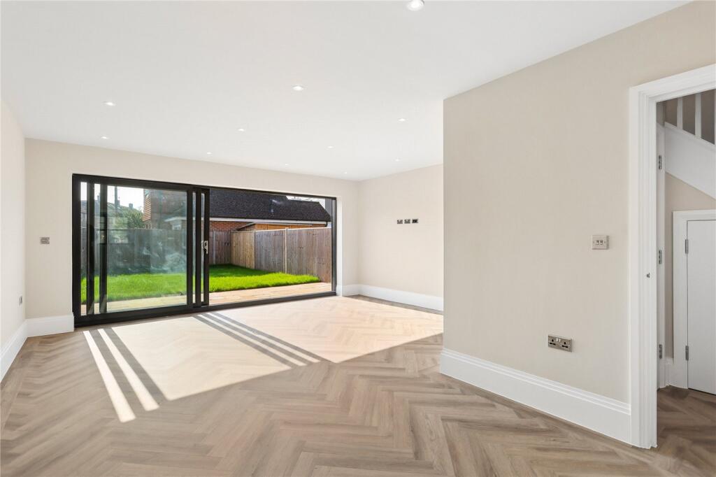 Old Esher Road, Hersham, KT12 – pohled 2