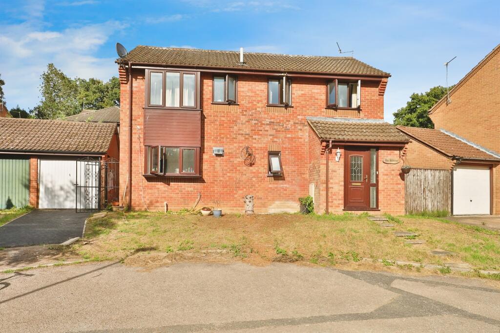4-bed detached on Oakdale Road, Brundall, Norwich, £300,000