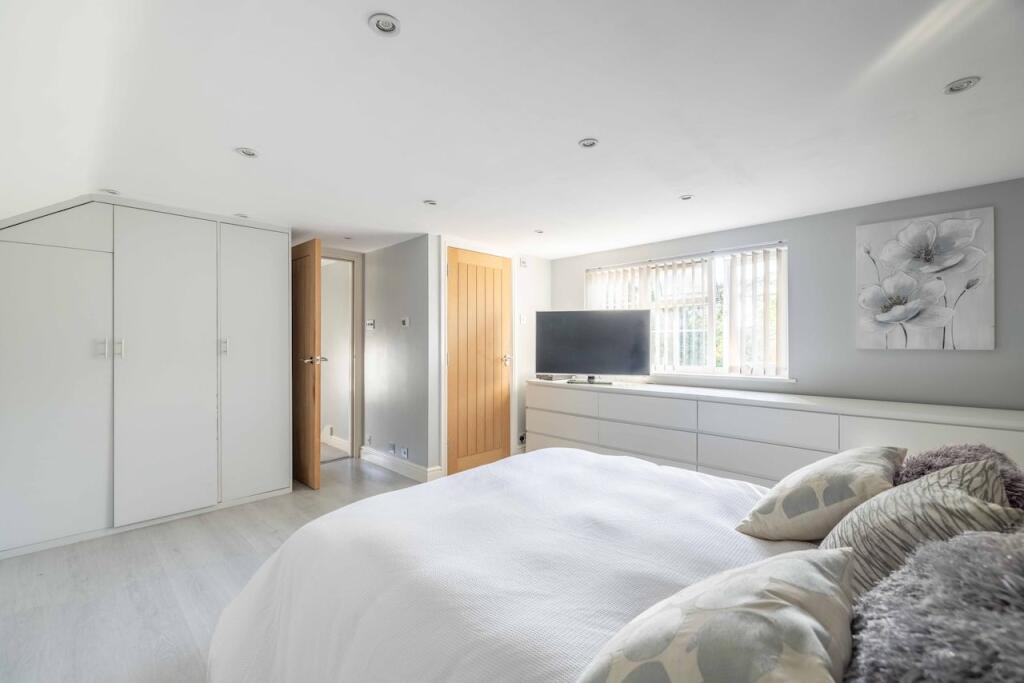 House in Slough, Stoke Poges - More
