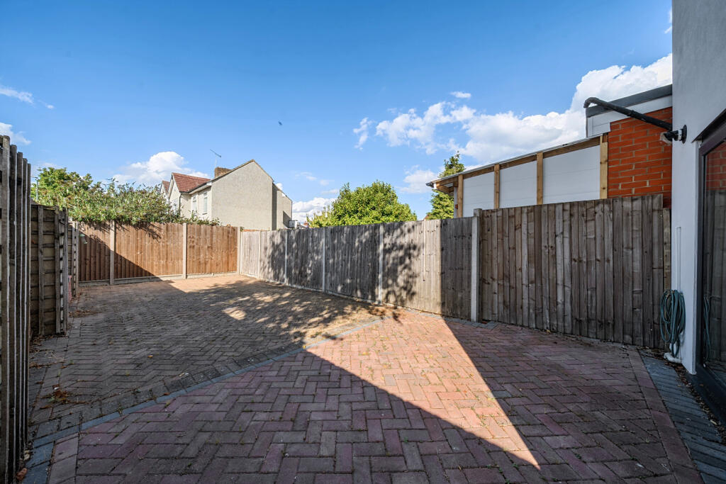 House in London, Belle Grove, East Wickham - View 4