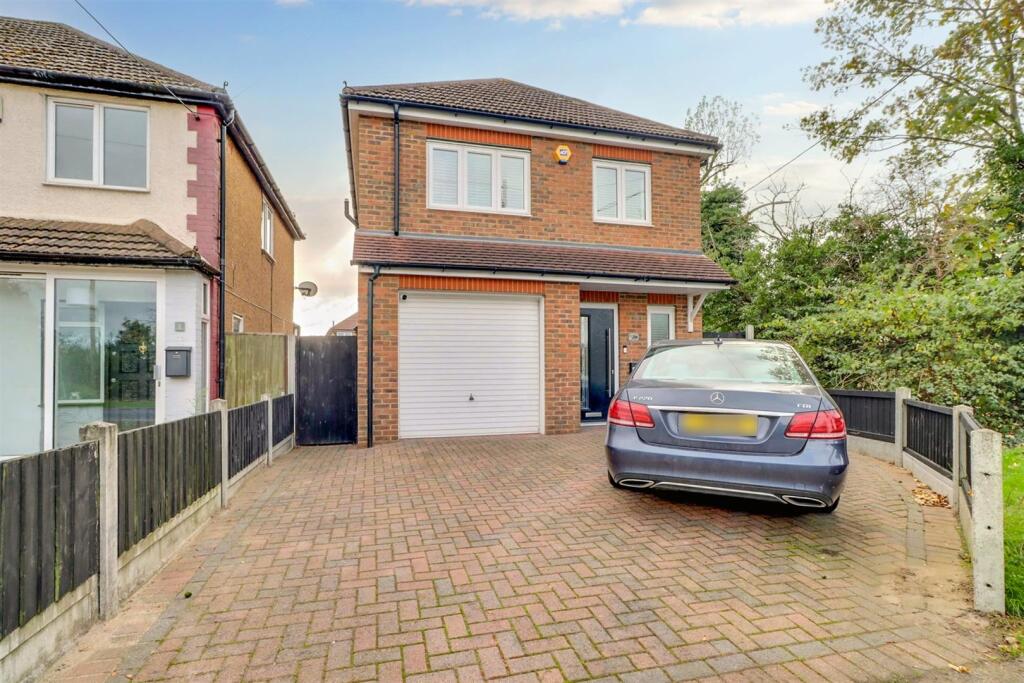3-bed detached on Park Drive, Wickford, £435,000