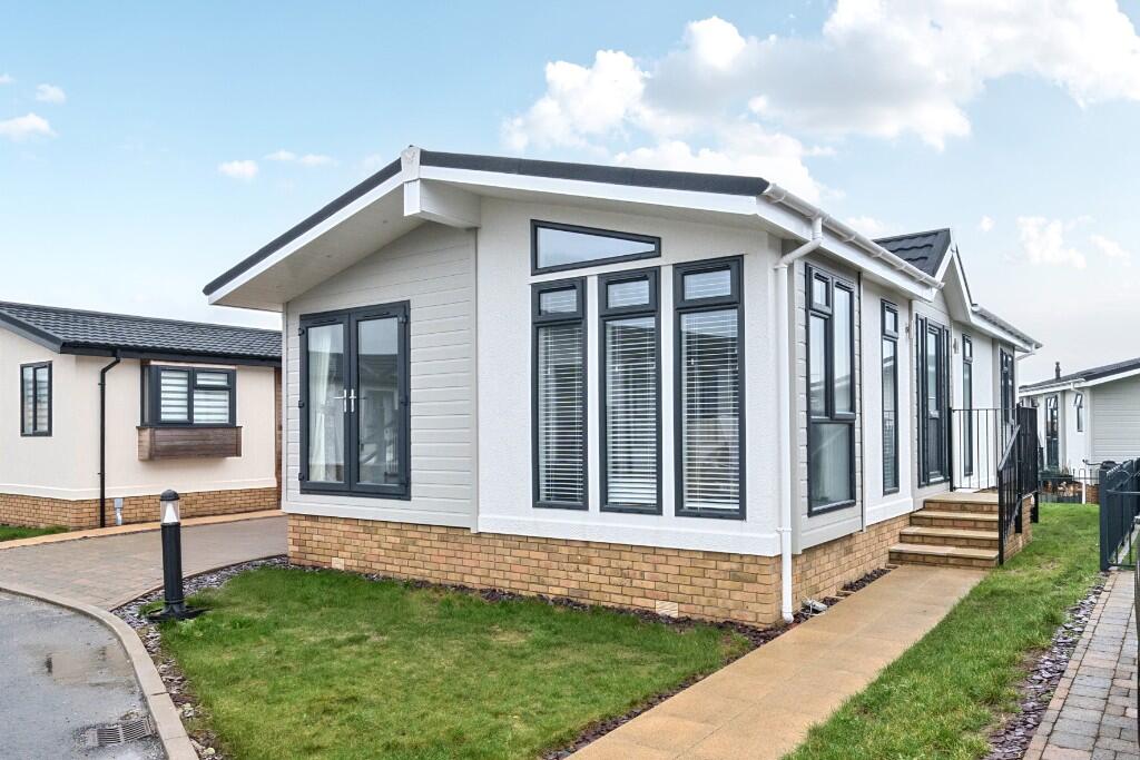 Main image of property: New Lane,
Milford-on-Sea, Lymington,
Hampshire,
SO41 0UQ