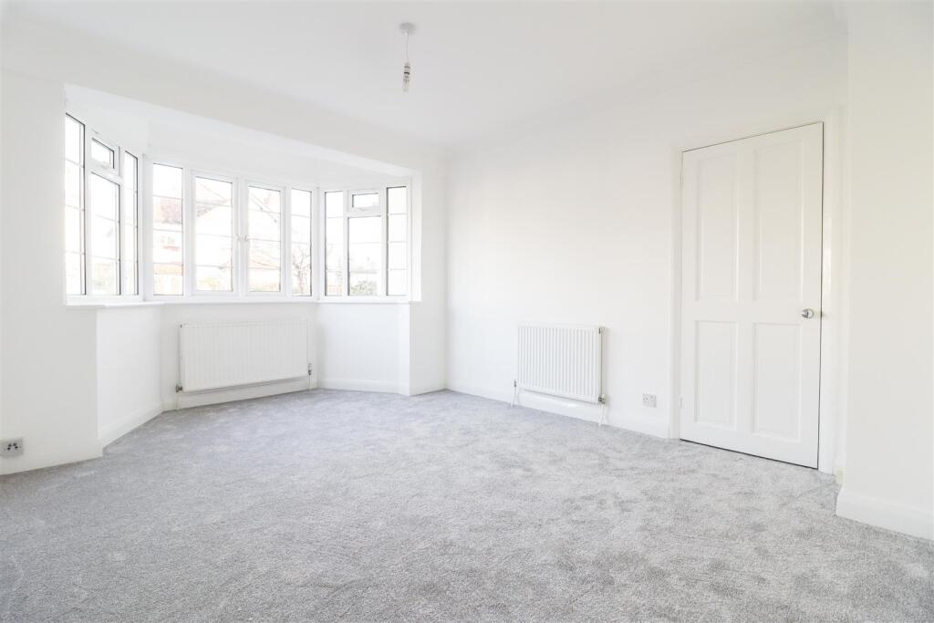 Apartment in Southend-on-Sea - View 2