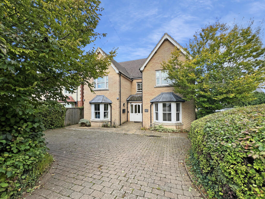 2-bed flat on Cambridge Road, Great Shelford, £285,000