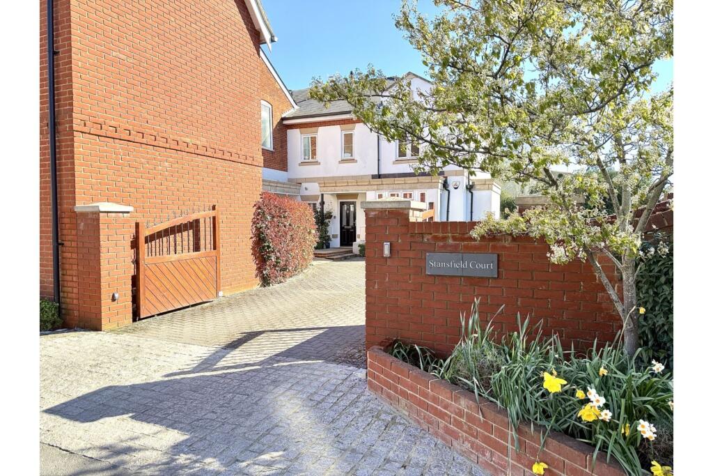43 Newark Lane, Ripley, GU23 photo 2