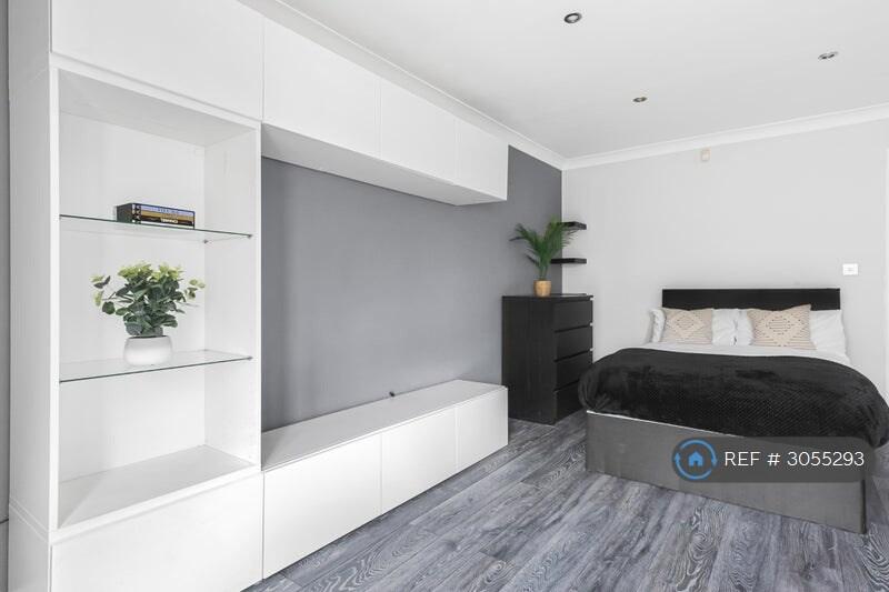 House in Slough, Colnbrook with Poyle - View 4