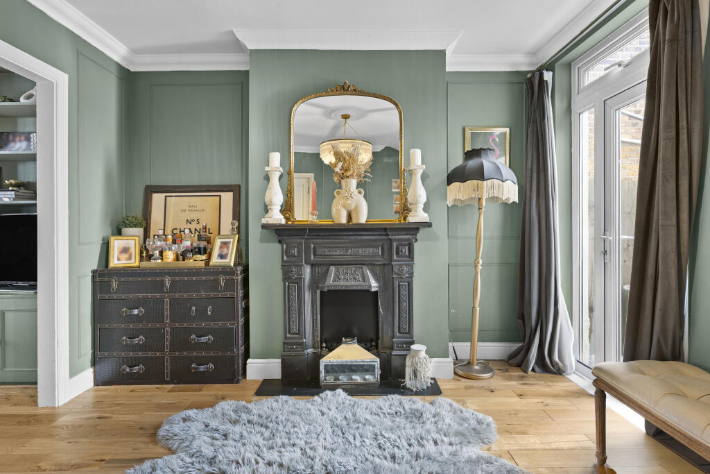 House in Woodford Green, Woodford - More