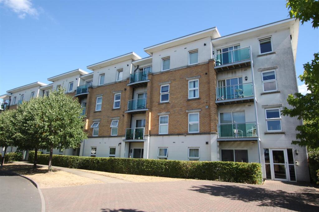 Apartment in Mole Valley, Leatherhead - View 2