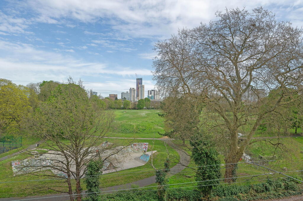 Apartment in Croydon - More