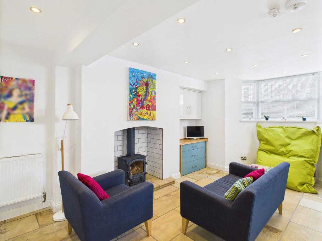 Crescent Place, Whitby, YO21 3HE photo 4