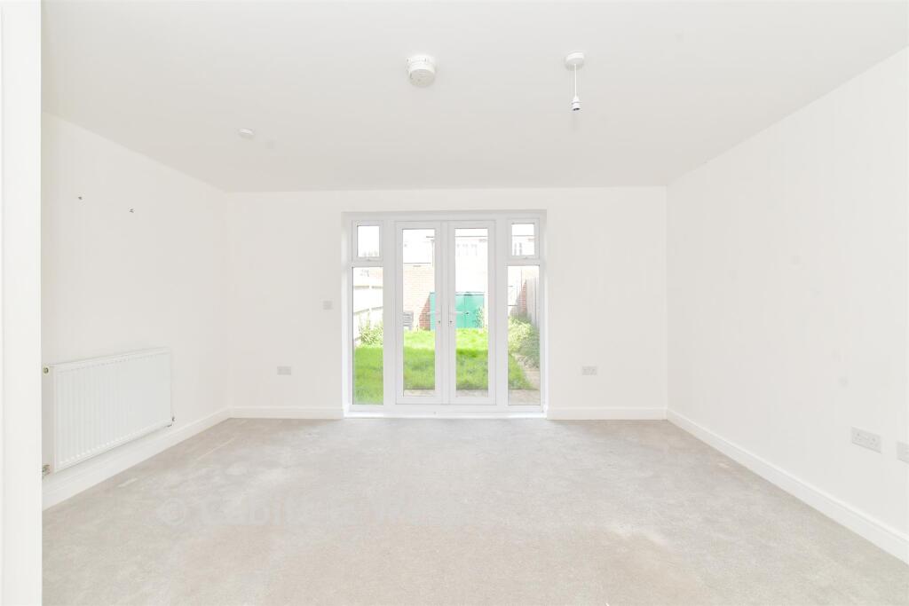 Buckle Mead, Woodgate, Chichester, West Sussex photo 4