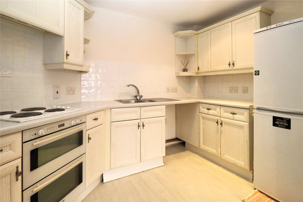 Apartment in Woking, Surrey - More