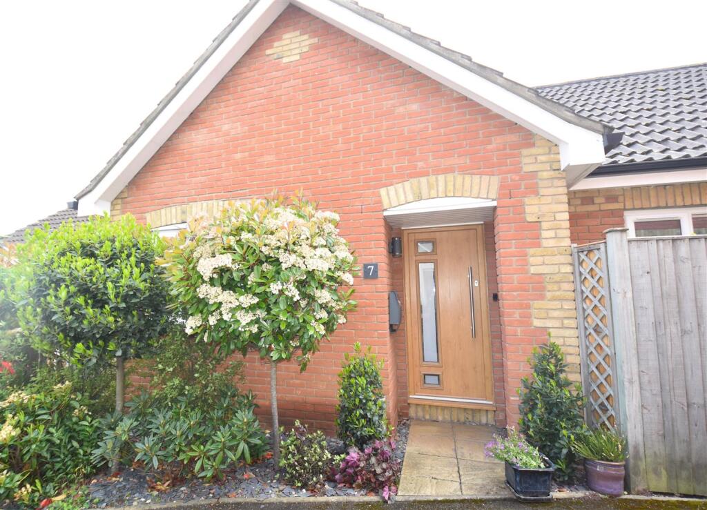 Main image of property: Brayers Mews, Rochford