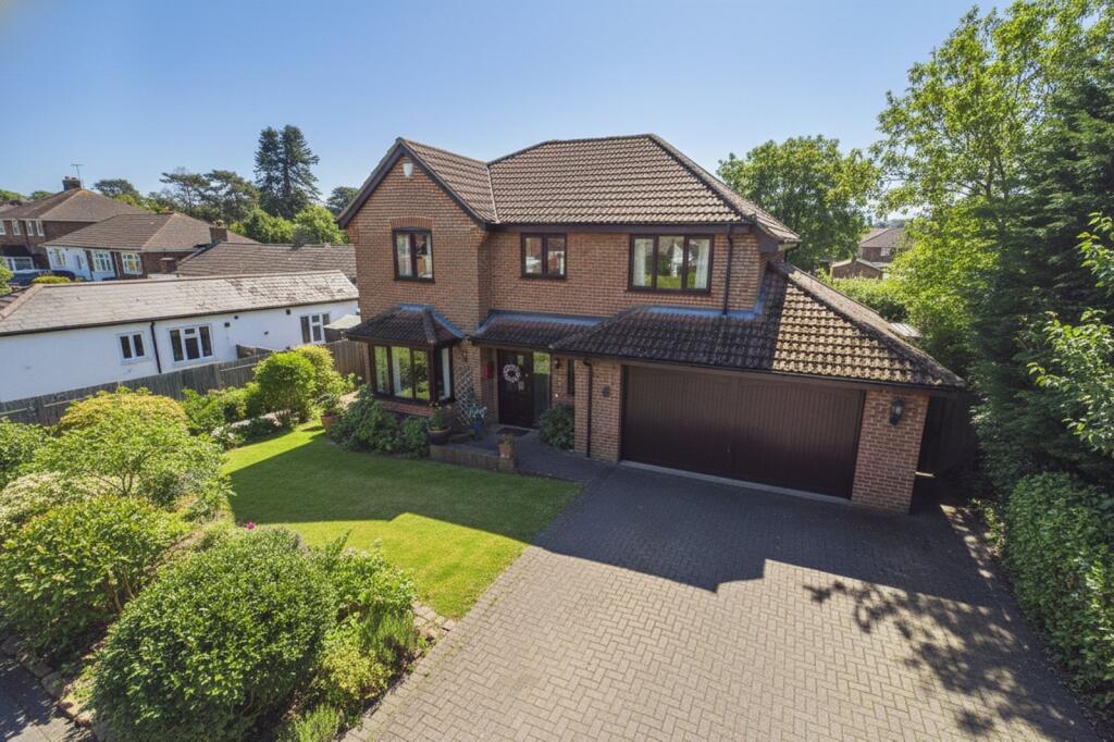 Main image of property: Longmoor Close, Finchampstead, Wokingham, Berkshire, RG40