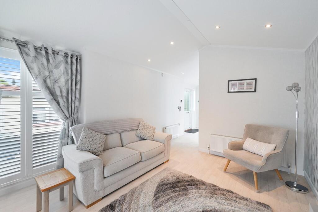 Holly Lodge, Lower Kingswood, Tadworth photo 4
