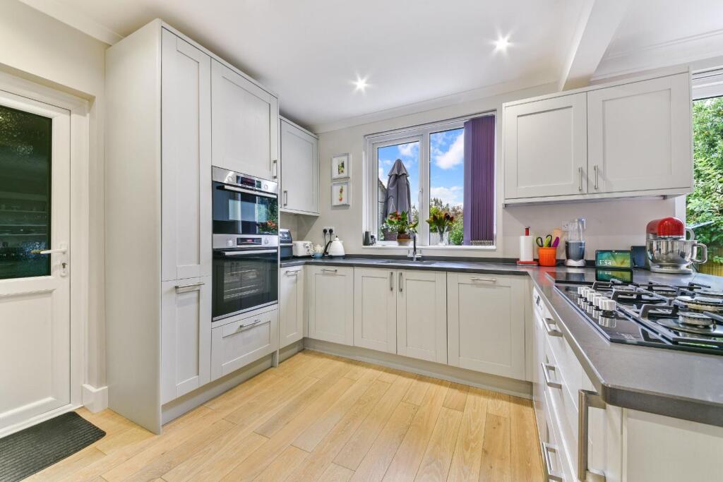 Bolton Road, Chessington photo 3