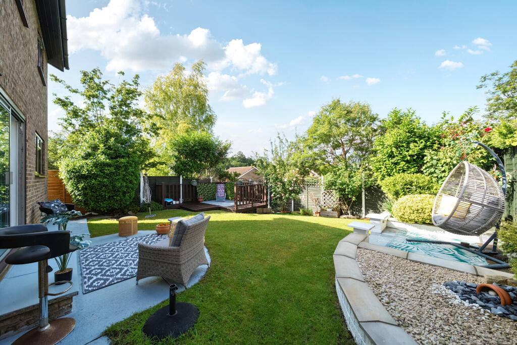 House in Woking, Knaphill - View 4