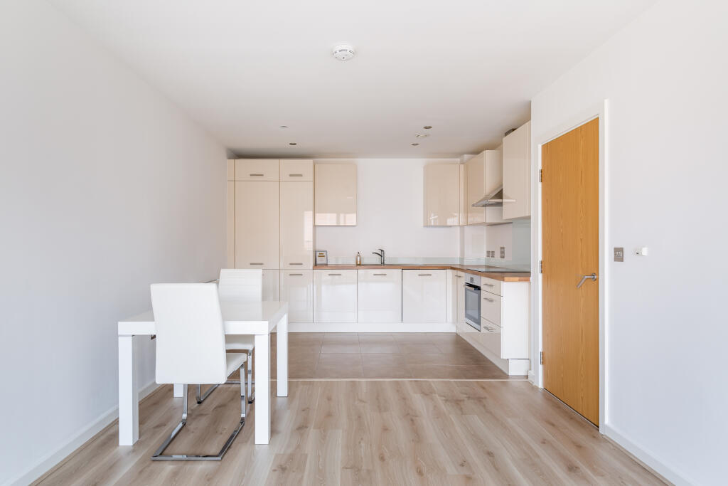 Russells Crescent, Horley, Surrey, RH6 photo 3