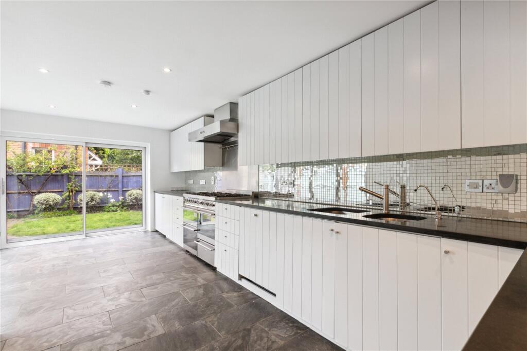 4 bedroom semi-detached house for rent